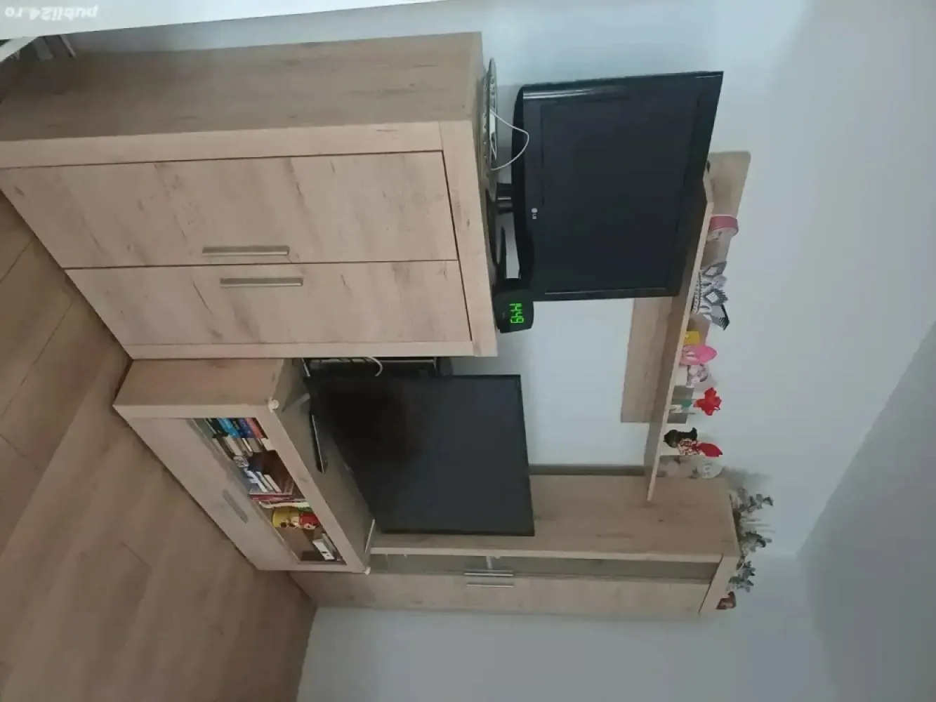 Apartament trei camere Micro 17 - Vand apartament cu trei camere in Micro 17, complet renovat, centrala termica noua.