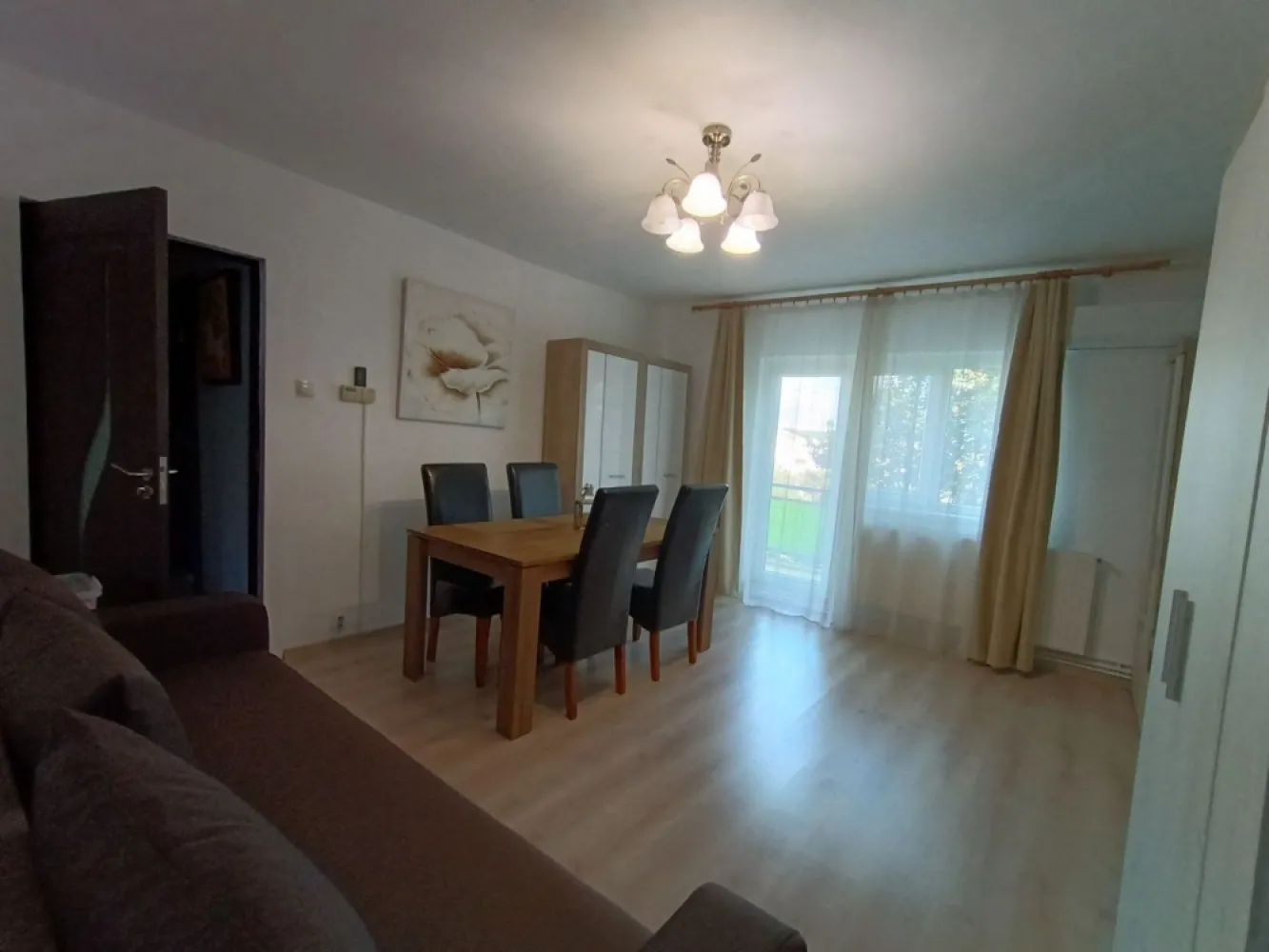 Vând apartament decomandat cu 3 camere, micro 16 - Vând apartament decomandat cu 3 camere (două dormitoare și 1 living), 2 balcoane, 1 baie, 1 bucătărie, 2 holuri. Dotări: Încălzire pe gaz cu microcentrala, curent, apă, canalizare, aer condiționat. Parchet laminat, geamuri termopan, gresie, faianță, ușă metalică la intrare, uși noi pe interior. Suprafață utilă: 68,70 mp. Prețul de vânzare este de 77.000 euro negociabil. Facilități în zonă: loc de parcare, parc de joaca pentru copii, școli, benzinărie, magazine, brutării, statie de autobuz. Se află la o distanță de 10 minute de mall Nepi, Auchan și Spitalul Județean. Se vinde mobilat și utilat cu excepția obiectelor personale, decorațiuni și tablouri. Mai multe detalii în privat.
