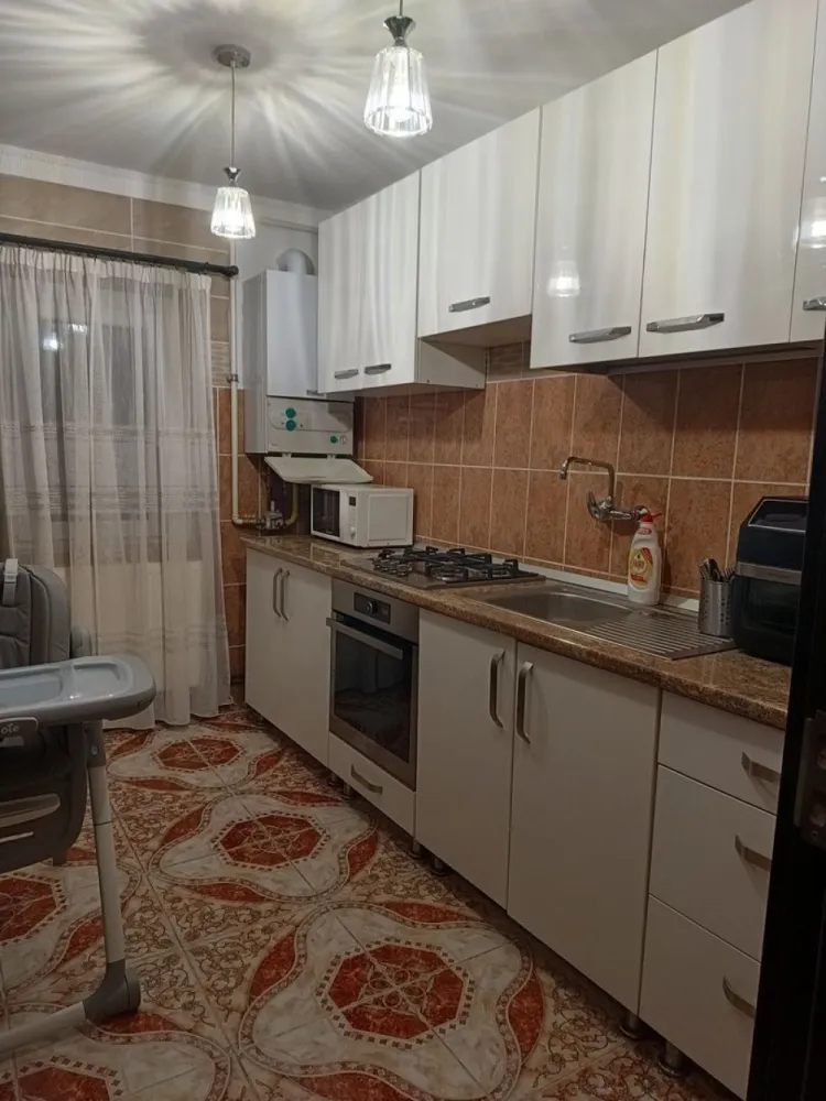 Vând apartament decomandat cu 3 camere, micro 16 - Vând apartament decomandat cu 3 camere (două dormitoare și 1 living), 2 balcoane, 1 baie, 1 bucătărie, 2 holuri. Dotări: Încălzire pe gaz cu microcentrala, curent, apă, canalizare, aer condiționat. Parchet laminat, geamuri termopan, gresie, faianță, ușă metalică la intrare, uși noi pe interior. Suprafață utilă: 68,70 mp. Prețul de vânzare este de 77.000 euro negociabil. Facilități în zonă: loc de parcare, parc de joaca pentru copii, școli, benzinărie, magazine, brutării, statie de autobuz. Se află la o distanță de 10 minute de mall Nepi, Auchan și Spitalul Județean. Se vinde mobilat și utilat cu excepția obiectelor personale, decorațiuni și tablouri. Mai multe detalii în privat.