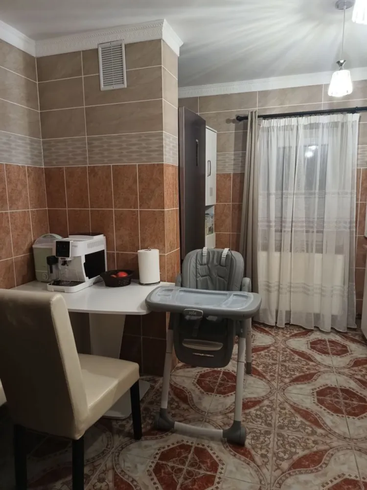 Vând apartament decomandat cu 3 camere, micro 16 - Vând apartament decomandat cu 3 camere (două dormitoare și 1 living), 2 balcoane, 1 baie, 1 bucătărie, 2 holuri. Dotări: Încălzire pe gaz cu microcentrala, curent, apă, canalizare, aer condiționat. Parchet laminat, geamuri termopan, gresie, faianță, ușă metalică la intrare, uși noi pe interior. Suprafață utilă: 68,70 mp. Prețul de vânzare este de 77.000 euro negociabil. Facilități în zonă: loc de parcare, parc de joaca pentru copii, școli, benzinărie, magazine, brutării, statie de autobuz. Se află la o distanță de 10 minute de mall Nepi, Auchan și Spitalul Județean. Se vinde mobilat și utilat cu excepția obiectelor personale, decorațiuni și tablouri. Mai multe detalii în privat.