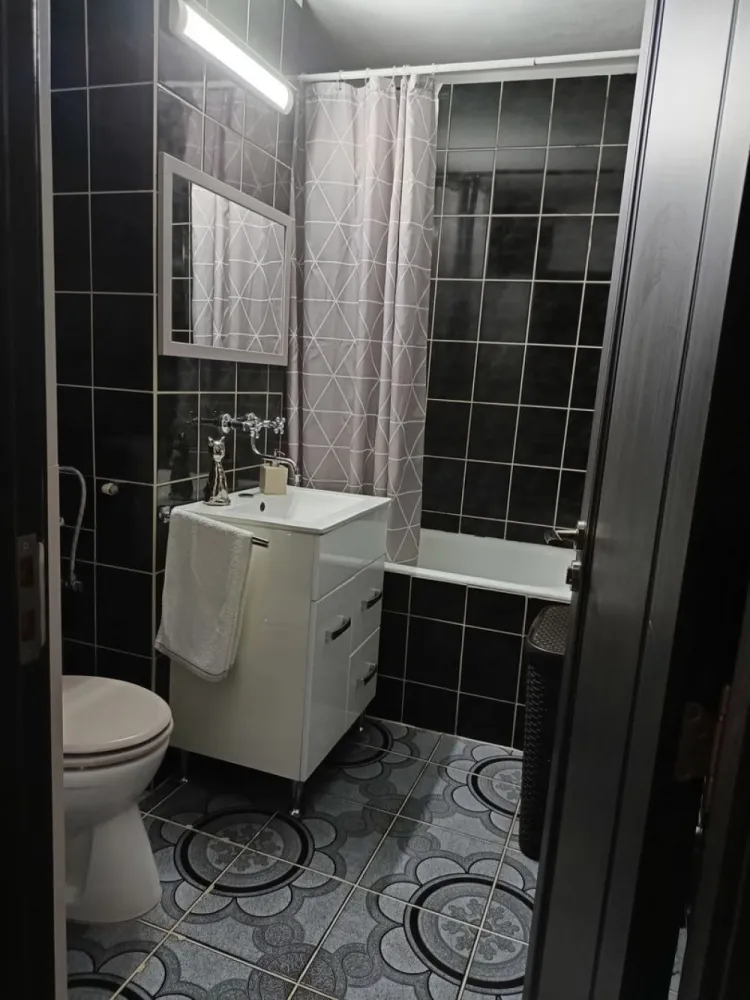 Vând apartament decomandat cu 3 camere, micro 16 - Vând apartament decomandat cu 3 camere (două dormitoare și 1 living), 2 balcoane, 1 baie, 1 bucătărie, 2 holuri. Dotări: Încălzire pe gaz cu microcentrala, curent, apă, canalizare, aer condiționat. Parchet laminat, geamuri termopan, gresie, faianță, ușă metalică la intrare, uși noi pe interior. Suprafață utilă: 68,70 mp. Prețul de vânzare este de 77.000 euro negociabil. Facilități în zonă: loc de parcare, parc de joaca pentru copii, școli, benzinărie, magazine, brutării, statie de autobuz. Se află la o distanță de 10 minute de mall Nepi, Auchan și Spitalul Județean. Se vinde mobilat și utilat cu excepția obiectelor personale, decorațiuni și tablouri. Mai multe detalii în privat.