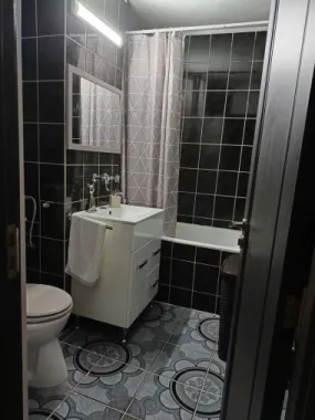 Vând apartament decomandat cu 3 camere, micro 16