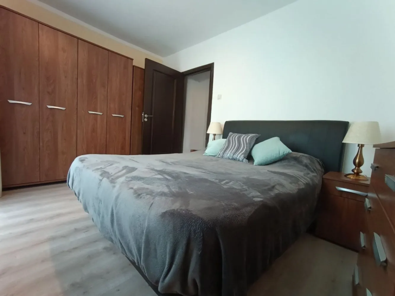 Vând apartament decomandat cu 3 camere, micro 16
