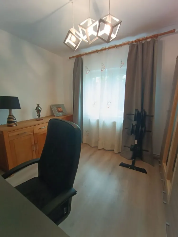 Vând apartament decomandat cu 3 camere, micro 16