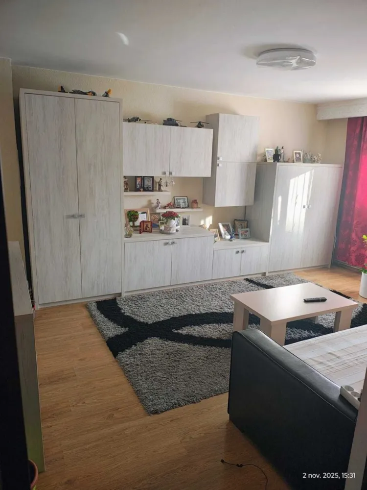 BRASADAS vinde ap 3 cam etaj 4/4 in Carpati 2. - Agentia Imobiliara BRASADAS vinde apartament in Carpați 2 la etajul 4/4. Liber de sarcini, 3 camere decomandate, 2 bai, 2 balcoane, geamuri termopan, beci. Se vinde complet mobilat si utilat. Www.brasadas.com.