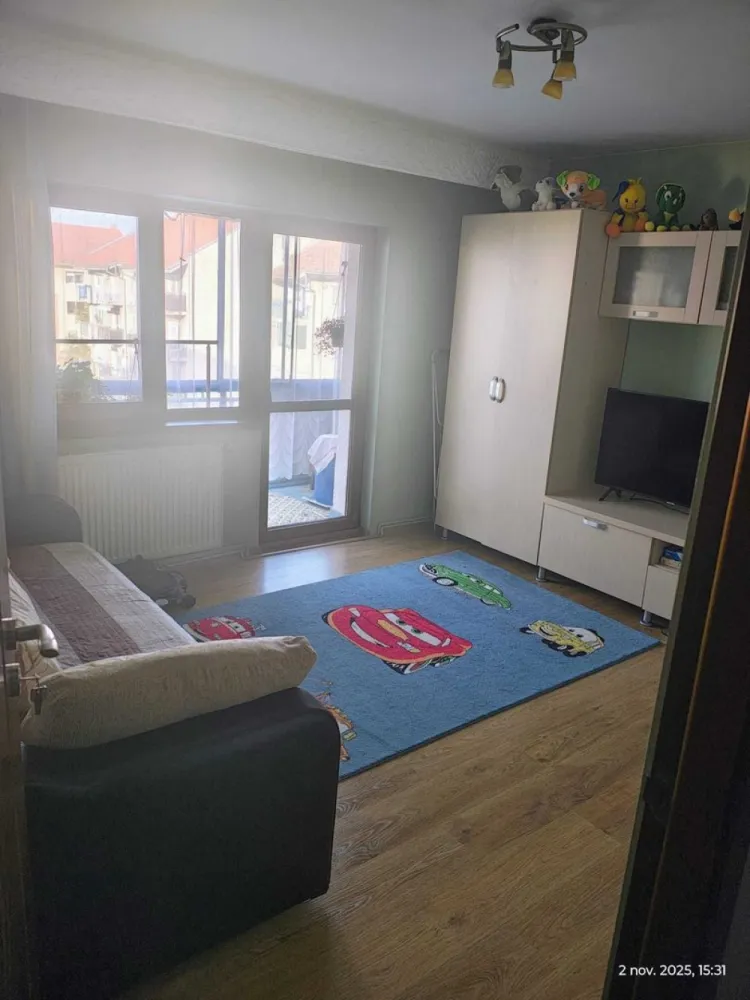 BRASADAS vinde ap 3 cam etaj 4/4 in Carpati 2. - Agentia Imobiliara BRASADAS vinde apartament in Carpați 2 la etajul 4/4. Liber de sarcini, 3 camere decomandate, 2 bai, 2 balcoane, geamuri termopan, beci. Se vinde complet mobilat si utilat. Www.brasadas.com.