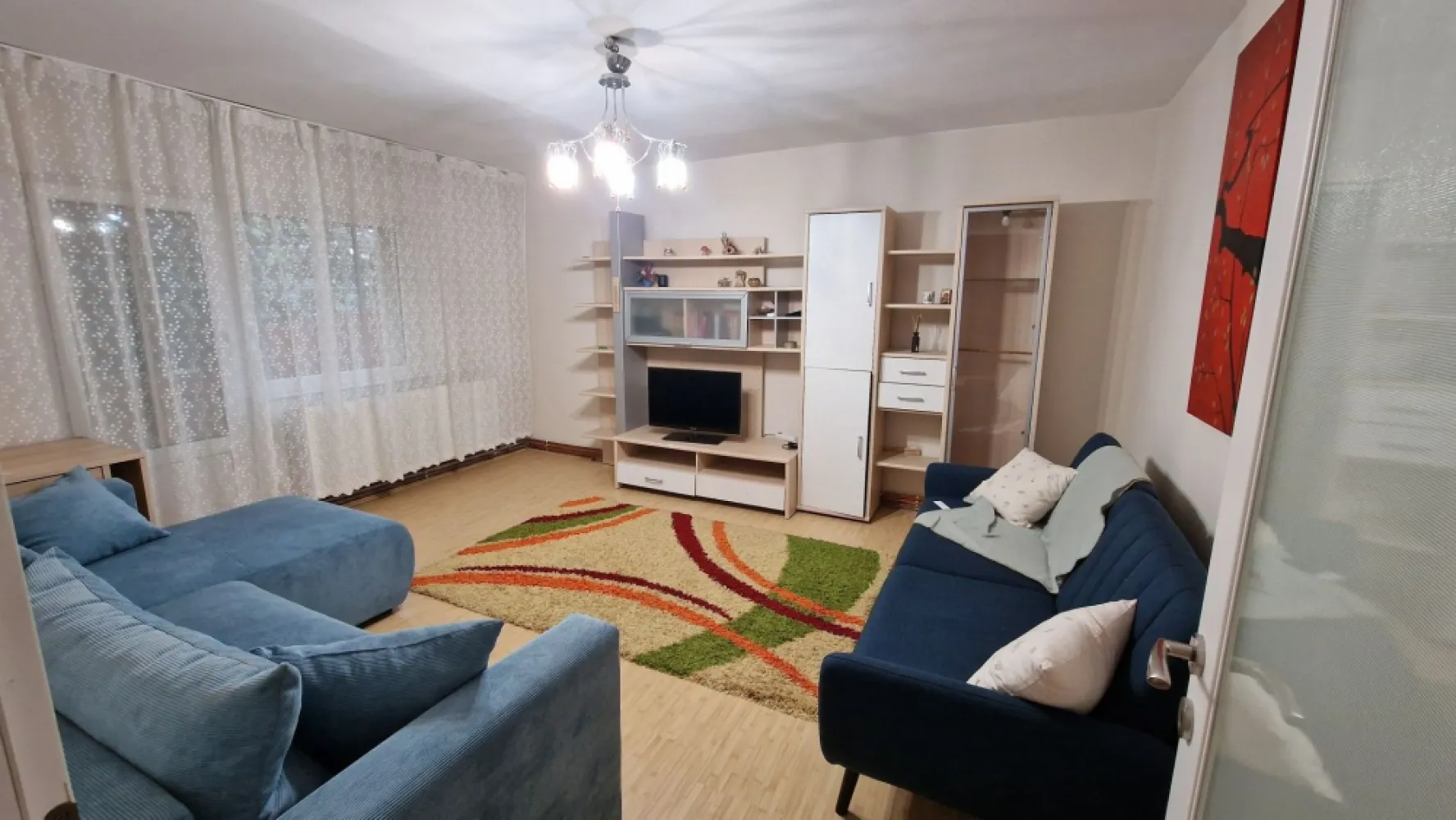 BRASADAS vinde ap 3 cam etaj 4/4 in Micro 16. - Agentia Imobiliara BRASADAS vinde apartament cu 3 camere decomandate, 2 bai, 2 balcoane în Micro 16 et.4/4. Se vinde mobilat. Un balcon este închis cu termopane. Apartamentul este finisat are centrala termica, aer conditionat.