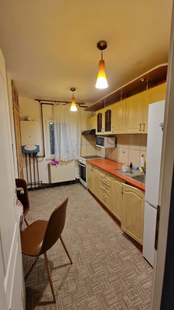 BRASADAS vinde ap 3 cam etaj 4/4 in Micro 16. - Agentia Imobiliara BRASADAS vinde apartament cu 3 camere decomandate, 2 bai, 2 balcoane în Micro 16 et.4/4. Se vinde mobilat. Un balcon este închis cu termopane. Apartamentul este finisat are centrala termica, aer conditionat.