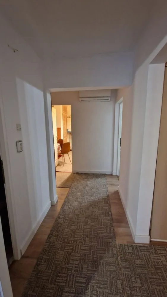 BRASADAS vinde ap 3 cam etaj 4/4 in Micro 16. - Agentia Imobiliara BRASADAS vinde apartament cu 3 camere decomandate, 2 bai, 2 balcoane în Micro 16 et.4/4. Se vinde mobilat. Un balcon este închis cu termopane. Apartamentul este finisat are centrala termica, aer conditionat.