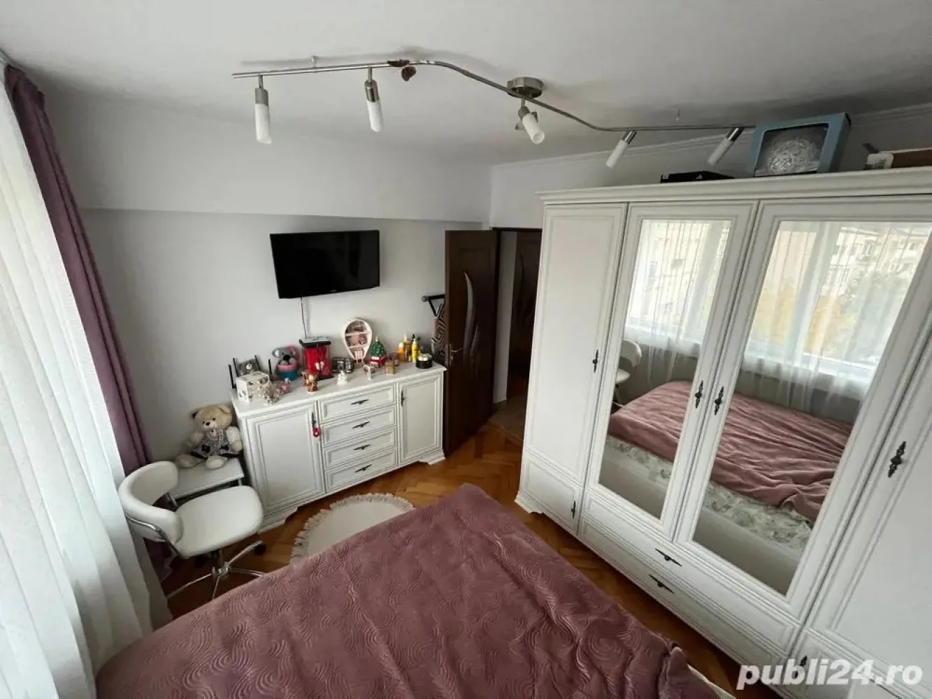 BRASADAS vinde ap 3 cam etaj 4/4 Micro 16 Bd. Sănătății. - Agentia Imobiliara BRASADAS vinde apartament semifinisat cu 3 camere in Micro 16 Bulevardul Sănătății. Etaj: 4/4. Suprafață utilă: 96 mp. Compartimentare: Living spațios 2 dormitoare luminoase Bucătărie încăpătoare 2 holuri 1 baie 1 dressing 2 balcoane 2 spații de depozitare (ideale pentru borcane, provizii sau obiecte gospodărești) Detalii și îmbunătățiri: Acoperiș nou, anvelopat și hidroizolat cu membrană modernă Instalație electrică complet schimbată Apartament luminos, bine compartimentat și întreținut Situat într-o zonă liniștită, cu acces facil la mijloace de transport, magazine, școli și parcuri. Www.brasadas.com.