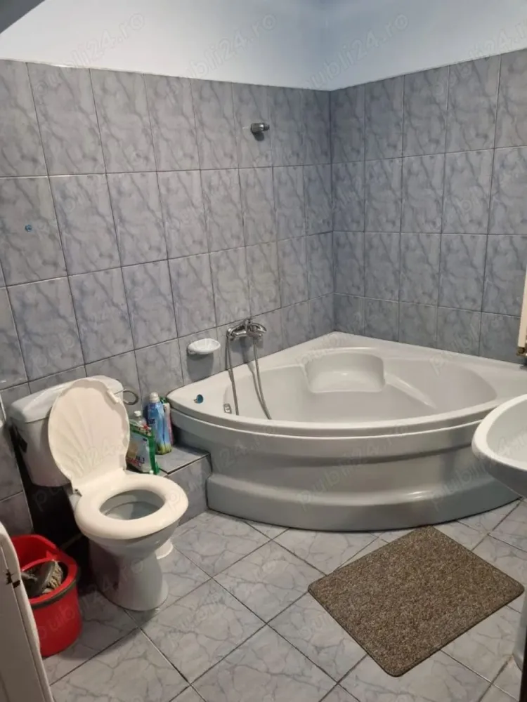 BRASADAS vinde ap 3 cam etaj 4/4 in Micro 17. - Agenția imobiliara BRASADAS vinde apartament cu 3 camere+balcon la etajul 4/4 in Micro 17. Lângă școala Lucian Blaga cu suprafața de 66 mp. Www.brasadas.com.