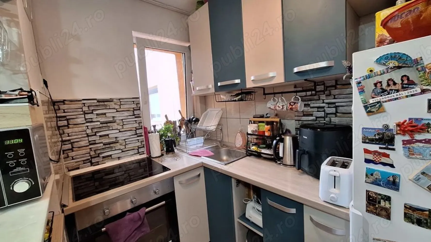 Vânzare apartament zona Botizului - Apartament 3 camere,(una decomandată, două semidecomandate) balcon etaj 1 din 2, bloc cărămidă, izolație termică exterioară, geamuri termopane, ușă intrare metalică, centrală proprie. În apropiere stație autobuz, benzinărie, magazine alimentare.