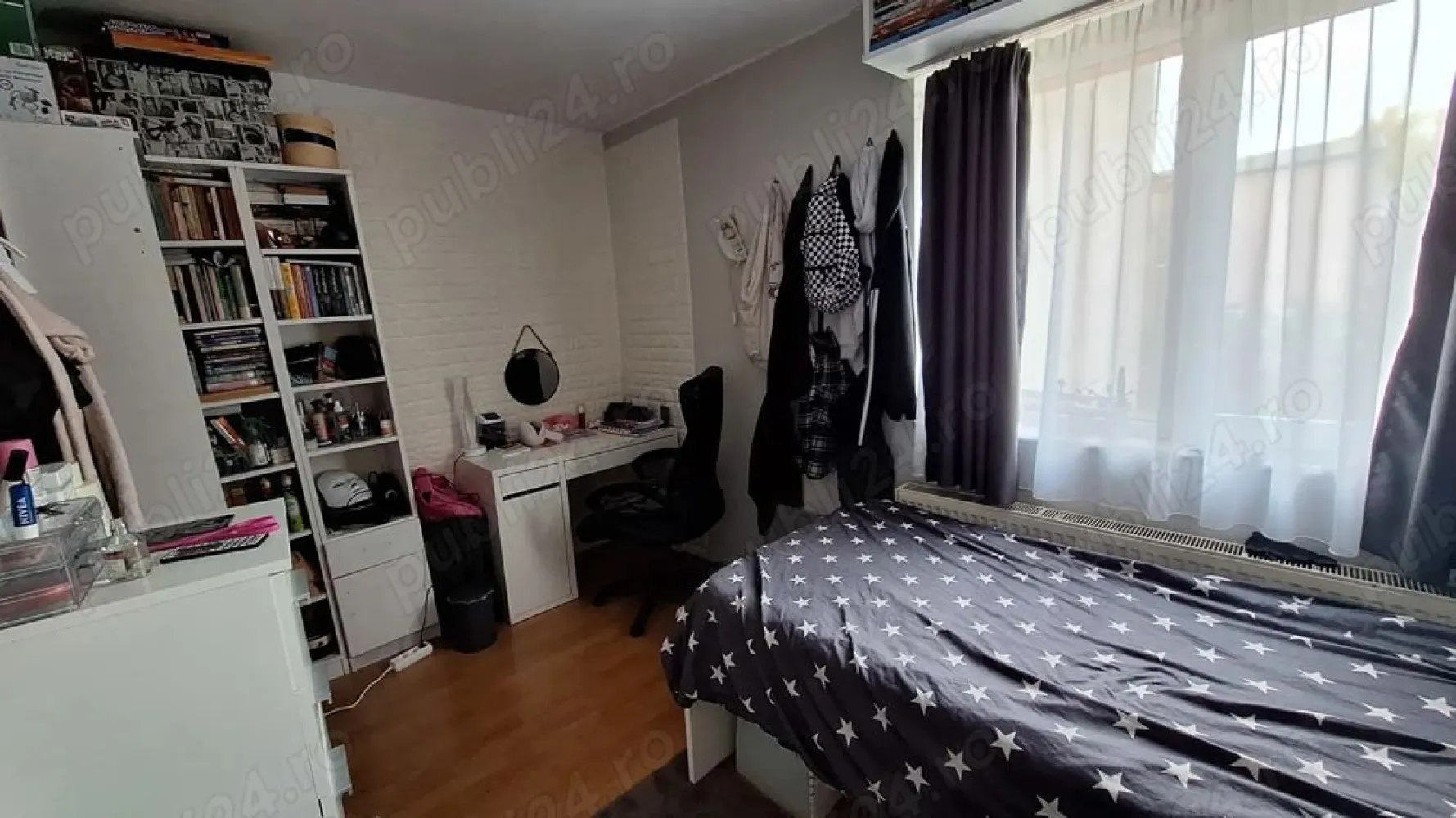 Vânzare apartament zona Botizului - Apartament 3 camere,(una decomandată, două semidecomandate) balcon etaj 1 din 2, bloc cărămidă, izolație termică exterioară, geamuri termopane, ușă intrare metalică, centrală proprie. În apropiere stație autobuz, benzinărie, magazine alimentare.