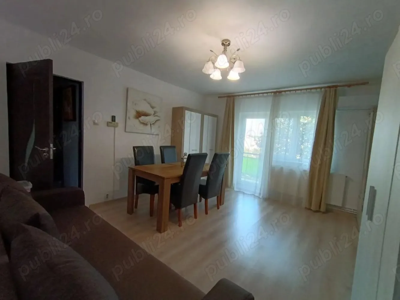 Vând apartament decomandat cu 3 camere, micro 16. - Vând apartament decomandat cu 3 camere (două dormitoare și 1 living), 2 balcoane, 1 baie, 1 bucătărie, 2 holuri. Dotări: Încălzire pe gaz cu microcentrala, curent, apă, canalizare, aer condiționat. Parchet laminat, geamuri termopan, gresie, faianță, ușă metalică la intrare, uși noi pe interior. Suprafață utilă: 68,70 mp. Prețul de vânzare este de 76.000 euro negociabil. Facilități în zonă: loc de parcare, parc de joaca pentru copii, școli, benzinărie, magazine, brutării, statie de autobuz, stație de taxi. Se află la o distanță de 10 minute de mall Nepi, Auchan și Spitalul Județean. Se vinde mobilat și utilat cu excepția obiectelor personale, decorațiuni și tablouri. Mai multe detalii în privat. Se poate vinde și fără intermediari!