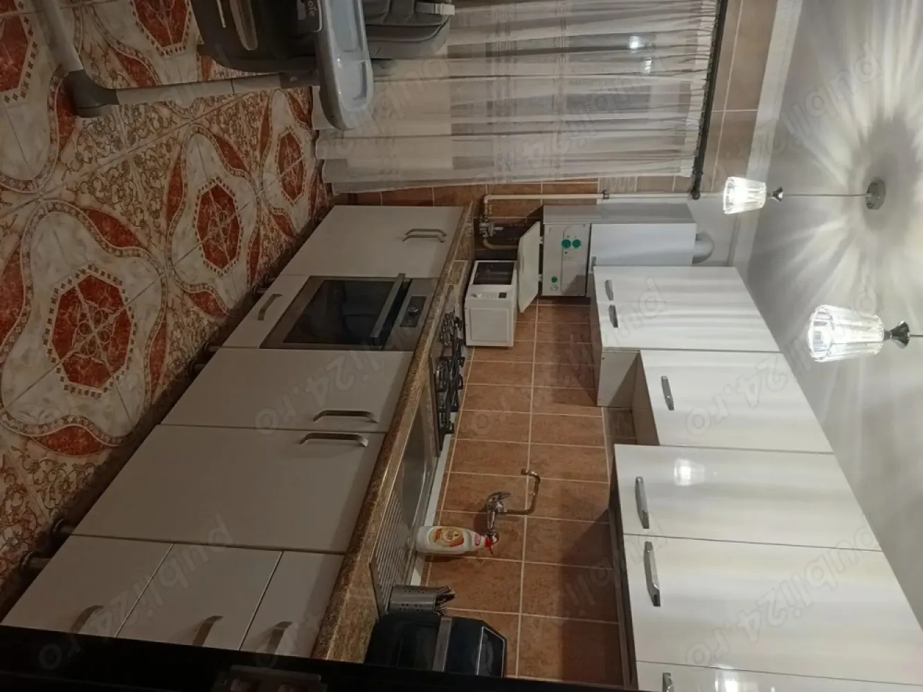 Vând apartament decomandat cu 3 camere, micro 16. - Vând apartament decomandat cu 3 camere (două dormitoare și 1 living), 2 balcoane, 1 baie, 1 bucătărie, 2 holuri. Dotări: Încălzire pe gaz cu microcentrala, curent, apă, canalizare, aer condiționat. Parchet laminat, geamuri termopan, gresie, faianță, ușă metalică la intrare, uși noi pe interior. Suprafață utilă: 68,70 mp. Prețul de vânzare este de 76.000 euro negociabil. Facilități în zonă: loc de parcare, parc de joaca pentru copii, școli, benzinărie, magazine, brutării, statie de autobuz, stație de taxi. Se află la o distanță de 10 minute de mall Nepi, Auchan și Spitalul Județean. Se vinde mobilat și utilat cu excepția obiectelor personale, decorațiuni și tablouri. Mai multe detalii în privat. Se poate vinde și fără intermediari!