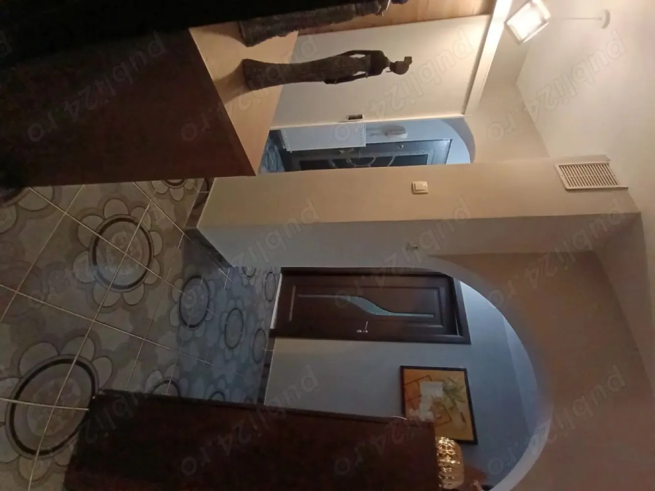 Vând apartament decomandat cu 3 camere, micro 16. - Vând apartament decomandat cu 3 camere (două dormitoare și 1 living), 2 balcoane, 1 baie, 1 bucătărie, 2 holuri. Dotări: Încălzire pe gaz cu microcentrala, curent, apă, canalizare, aer condiționat. Parchet laminat, geamuri termopan, gresie, faianță, ușă metalică la intrare, uși noi pe interior. Suprafață utilă: 68,70 mp. Prețul de vânzare este de 76.000 euro negociabil. Facilități în zonă: loc de parcare, parc de joaca pentru copii, școli, benzinărie, magazine, brutării, statie de autobuz, stație de taxi. Se află la o distanță de 10 minute de mall Nepi, Auchan și Spitalul Județean. Se vinde mobilat și utilat cu excepția obiectelor personale, decorațiuni și tablouri. Mai multe detalii în privat. Se poate vinde și fără intermediari!