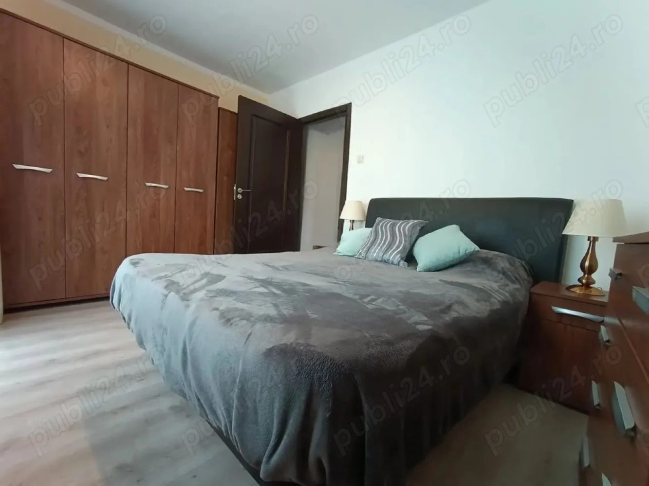 Vând apartament decomandat cu 3 camere, micro 16.