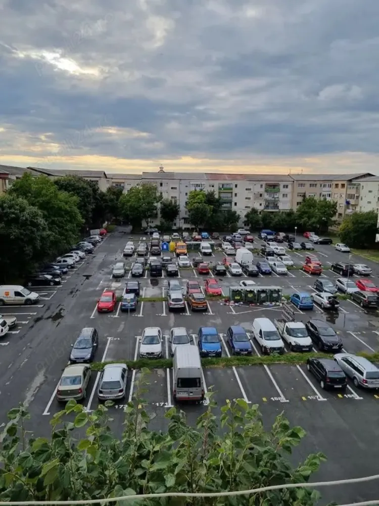 BRASADAS vinde ap 3 cam etaj 4/4 70mp Micro 16. - Agenția imobiliara BRASADAS vinde apartamet cu 3 camere utilat mobilat cu tot ce este in el . Apartamentul este in Micro 16 etaj 4/4, acoperis cu poala, 70mp. Doua camere sunt decomandate una este living open space, doua bai, balcon, debara mare, microcentrala, termopan, aer conditionat. Zona este foarte buna, este langa parcul Linistii, Policlinica, farmacii, magazine aproape, scoala, gradinita, digul Somes, scara curata, renovata, vecini cumsecade. Www.brasadas.com.