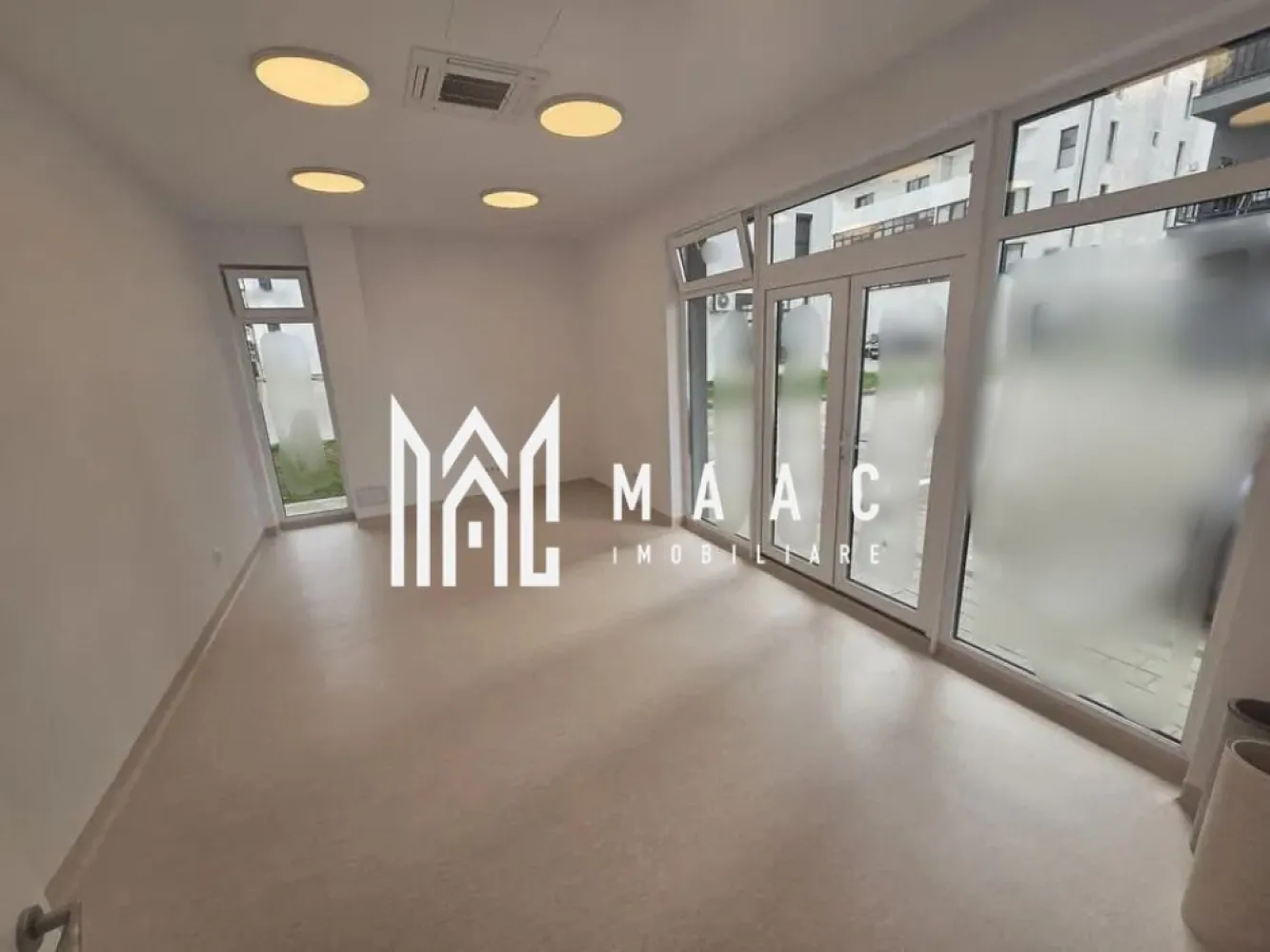 Spațiu Comercial de Închiriat | 125 mp | 6 Locuri Parcare | Doamna Stanca - MAAC Imobiliare vă propune spre închiriere un spațiu comercial cu suprafața utilă de 125 mp, situat pe strada Doamna Stanca – într-o zonă cu acces facil și vizibilitate ridicată. Detalii spațiu: Suprafață utilă: 125 mp Compartimentare: 4 încăperi + recepție, spațiu depozitare, grup sanitar 3 intrări separate – flexibilitate pentru diverse tipuri de activități Total decomandat, compartimentare practică Dotări și facilități: Pardoseală tip tarkett Sistem de ventilație Camere de supraveghere 6 locuri de parcare incluse Pretabil pentru: Clinici medicale Cabinete stomatologice Cabinete de avocatură Showroom-uri sau birouri Preț chirie: 2.000 € + TVA Pentru mai multe detalii sau pentru a programa o vizionare, vă rugăm să ne contactați. Specificați ID-ul CP2728800. }}