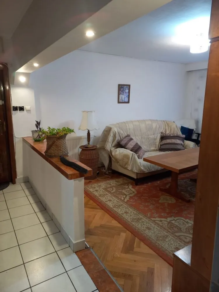 Vand Apartament 3 camere, Micro 16 Satu Mare - Vând apartament 3 camere str Careiului prima etapa,la pretul de 69.999 euro negociabil. Apartamentul se afla la etajul 4, are 75m2, este decomandat, are balcon + 2 bai si 3 camere + bucătărie. Acoperișul nu are probleme, nu exista infiltrații si este in garantie pe inca 7 ani. Este situat intr o zona excelenta,aproape de mall,lidl,spital nou,scoala,gradinită. Acceptam si credit ipotecar.