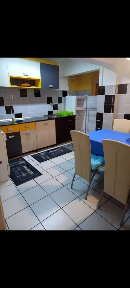 Vand Apartament 3 camere, Micro 16 Satu Mare - Vând apartament 3 camere str Careiului prima etapa,la pretul de 69.999 euro negociabil. Apartamentul se afla la etajul 4, are 75m2, este decomandat, are balcon + 2 bai si 3 camere + bucătărie. Acoperișul nu are probleme, nu exista infiltrații si este in garantie pe inca 7 ani. Este situat intr o zona excelenta,aproape de mall,lidl,spital nou,scoala,gradinită. Acceptam si credit ipotecar.