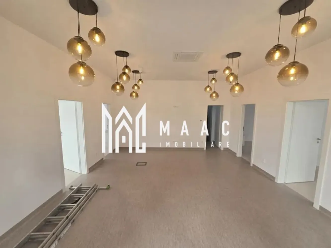 Spațiu Comercial de Închiriat | 125 mp | 6 Locuri Parcare | Doamna Stanca - MAAC Imobiliare vă propune spre închiriere un spațiu comercial cu suprafața utilă de 125 mp, situat pe strada Doamna Stanca – într-o zonă cu acces facil și vizibilitate ridicată. Detalii spațiu: Suprafață utilă: 125 mp Compartimentare: 4 încăperi + recepție, spațiu depozitare, grup sanitar 3 intrări separate – flexibilitate pentru diverse tipuri de activități Total decomandat, compartimentare practică Dotări și facilități: Pardoseală tip tarkett Sistem de ventilație Camere de supraveghere 6 locuri de parcare incluse Pretabil pentru: Clinici medicale Cabinete stomatologice Cabinete de avocatură Showroom-uri sau birouri Preț chirie: 2.000 € + TVA Pentru mai multe detalii sau pentru a programa o vizionare, vă rugăm să ne contactați. Specificați ID-ul CP2728800. }}