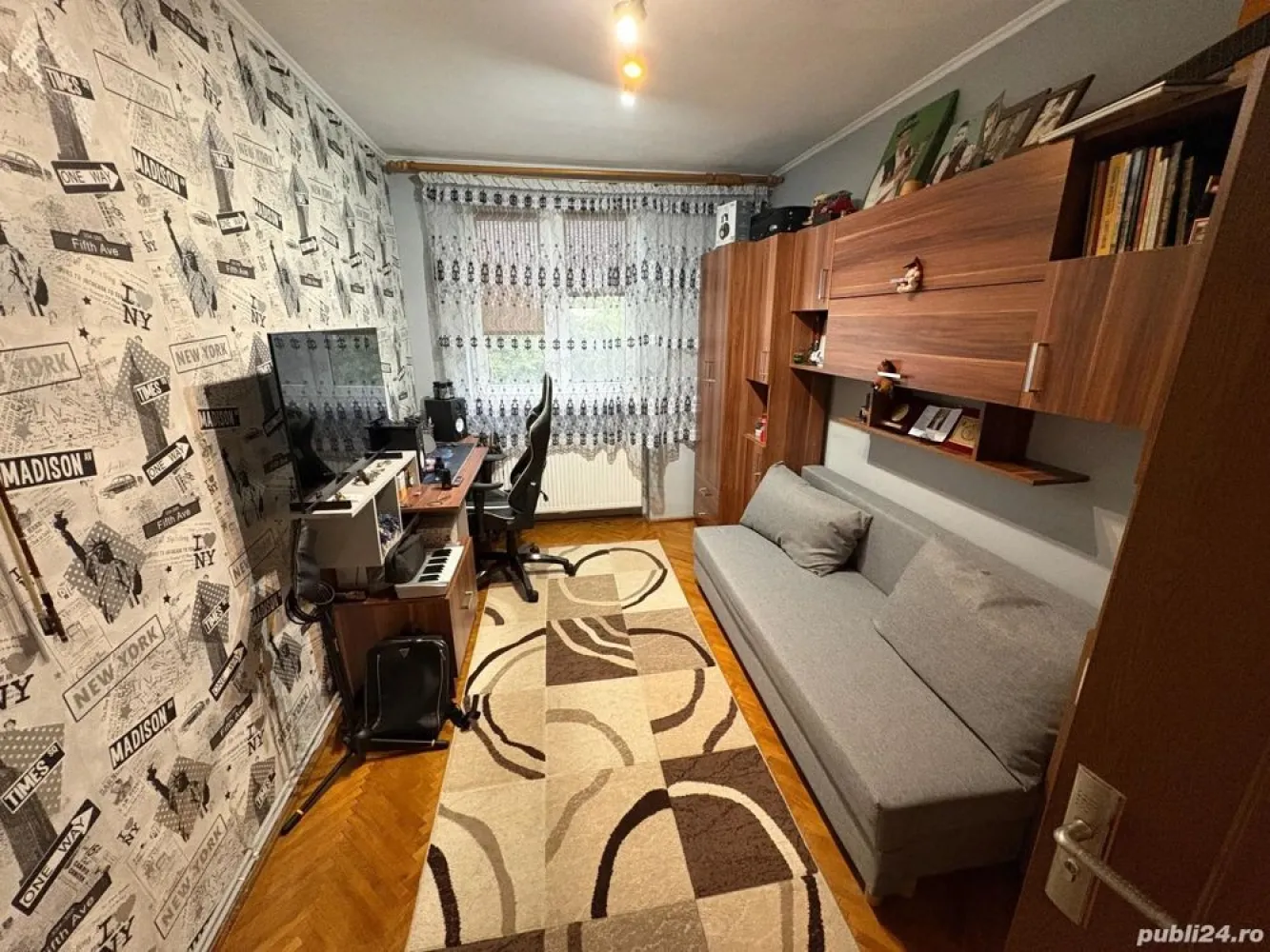 Apartament 3 camere bulevardul Closca Satu Mare - Apartament B-dul Cloşca, Satu Mare -3 camere decomandate, bucătărie, baie, debara, 2 holuri, balcon și beci; -apartamentul este renovat, instalație electrică nouă, microcentrală, aer condiționat; -geamuri termopan, parchet din lemn masiv, gresie și faianță; -usa metalică la intrare și ușile interioare schimbate; -se predă complet mobilat și utilat cu electrocasnice (frigider, mașină de spălat rufe, aragaz); -apartament în bloc de cărămidă, cu acoperiș din poală; -casa scării dispune de 2 apartamente pe nivel geamuri termopan, interfon; Pret: 82.000 euro negociabil