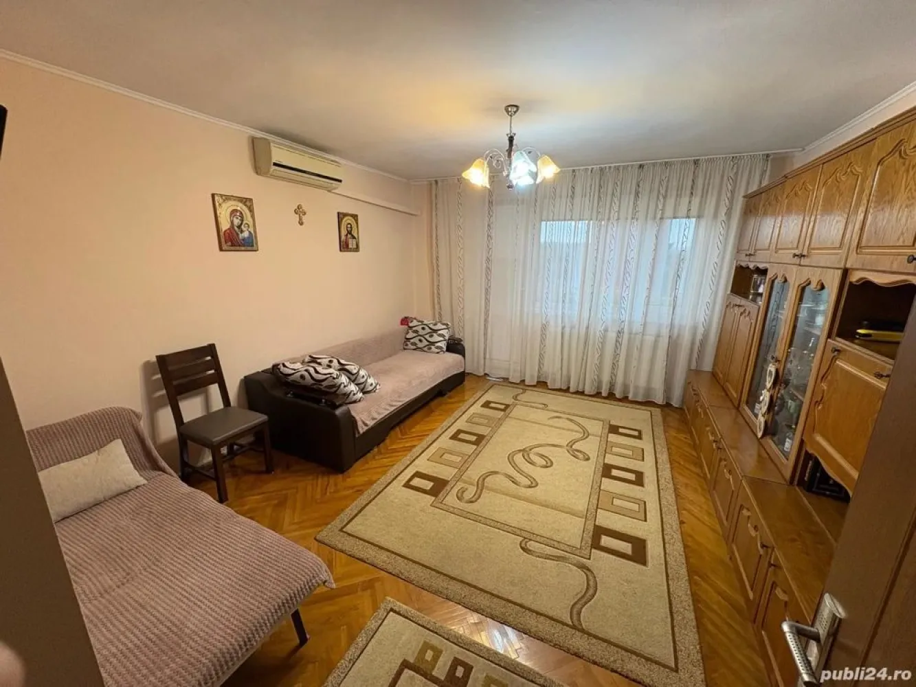 Apartament 3 camere bulevardul Closca Satu Mare - Apartament B-dul Cloşca, Satu Mare -3 camere decomandate, bucătărie, baie, debara, 2 holuri, balcon și beci; -apartamentul este renovat, instalație electrică nouă, microcentrală, aer condiționat; -geamuri termopan, parchet din lemn masiv, gresie și faianță; -usa metalică la intrare și ușile interioare schimbate; -se predă complet mobilat și utilat cu electrocasnice (frigider, mașină de spălat rufe, aragaz); -apartament în bloc de cărămidă, cu acoperiș din poală; -casa scării dispune de 2 apartamente pe nivel geamuri termopan, interfon; Pret: 82.000 euro negociabil