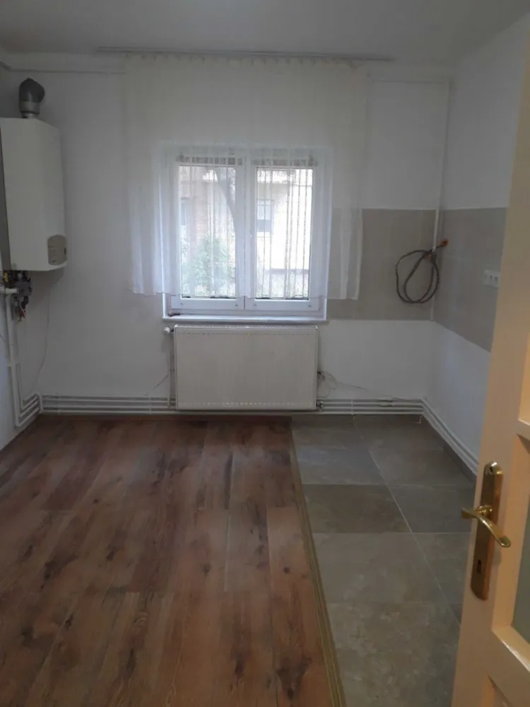 Vând apartament 3 camere , micro 17, destinație spțiu comercial - Vînd apartament cu 3 camere la parter(spațiu comercial) , se poate folosi și pentru activități medicale sau comerciale, Zona micro 17 , preț 75000 de euro. Este compus din 3 camere, bucătărie, 2 băi, 2 holuri, intrare separată. Este renovat schimbat țevile de apă, canalizare, rețeaua de curent, uși interioare. Încălzire cu centrală termică și calorifere, într-o cameră este încălzire în pardosea.