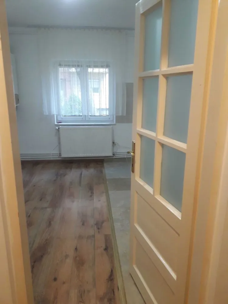 Vând apartament 3 camere , micro 17, destinație spțiu comercial - Vînd apartament cu 3 camere la parter(spațiu comercial) , se poate folosi și pentru activități medicale sau comerciale, Zona micro 17 , preț 75000 de euro. Este compus din 3 camere, bucătărie, 2 băi, 2 holuri, intrare separată. Este renovat schimbat țevile de apă, canalizare, rețeaua de curent, uși interioare. Încălzire cu centrală termică și calorifere, într-o cameră este încălzire în pardosea.