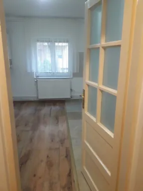 Vând apartament 3 camere , micro 17, destinație spțiu comercial