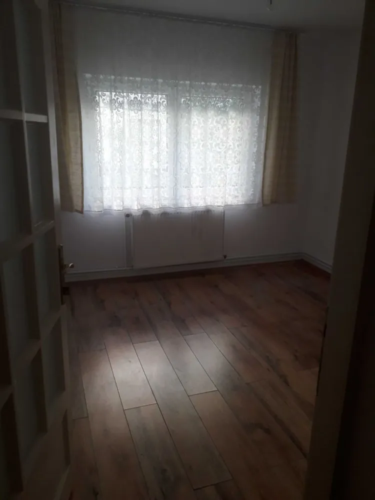 Vând apartament 3 camere , micro 17, destinație spțiu comercial - Vînd apartament cu 3 camere la parter(spațiu comercial) , se poate folosi și pentru activități medicale sau comerciale, Zona micro 17 , preț 75000 de euro. Este compus din 3 camere, bucătărie, 2 băi, 2 holuri, intrare separată. Este renovat schimbat țevile de apă, canalizare, rețeaua de curent, uși interioare. Încălzire cu centrală termică și calorifere, într-o cameră este încălzire în pardosea.