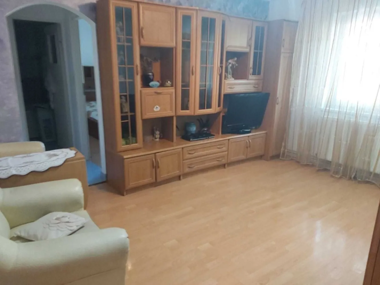 BRASADAS vinde ap 3 cam utilat etaj 2/4 Micro14 Prahova. - Agenția imobiliara BRASADAS vinde apartament cu 3 camere, mobilat complet si utilat 1 baie 1 bucatarie Se afla in cartierul Micro 14, pe Aleea Prahova, in apropriere de Mall, piata Somes, Synevo, scoala Mircea Eliade, parc de joaca pentru copiii, spital, Lidl, Carrefour si multe alte beneficii la o distanta foarte scurta. Www.brasadas.com.