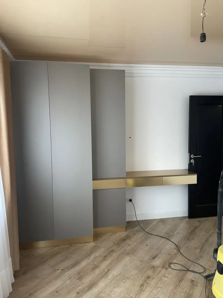 BRASADAS vinde ap 4 cam zona Economic. - Agentia Imobiliara BRASADAS vinde apartament cu 4 camere in zona Economic, renovat complect , curent , caldura , tencuiala, fiecare camera este individuală , 3 dormitoare , camera de zi, Bucătărie individuală , 2 bai și doua balcoane. Www.brasadas.com.