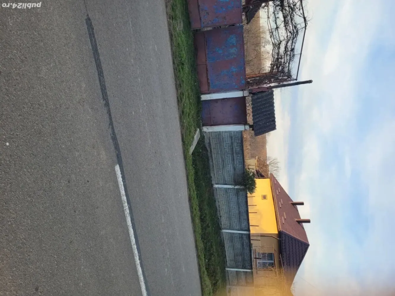 BRASADAS vinde casa in Homorodu de Sus si cu plata in rate. - Agentia Imobiliara BRASADAS vinde casa cu 3 camere si un hol situata in centrul localitati homorodu de sus cu un teren de 2350 mp,un beci sub casa si inca o anexa folosita ca lemnarie ,a fost demolata o casa si o anexa unde se poate construi o casa sau se poate face dezmembrare in doua parcele si se poate vinde,accept schimb cu un apartament mic in satu mare sau in rate cu avans la intelegere pe o perioada de 2-3 ani totul stipulat la notar este curent si apa de la retea, fantana ,proiect aprobat pentru canalizare si gaz, mai multe detali la tel. Mutare imediata fara alte costuri. Www.brasadas.com.