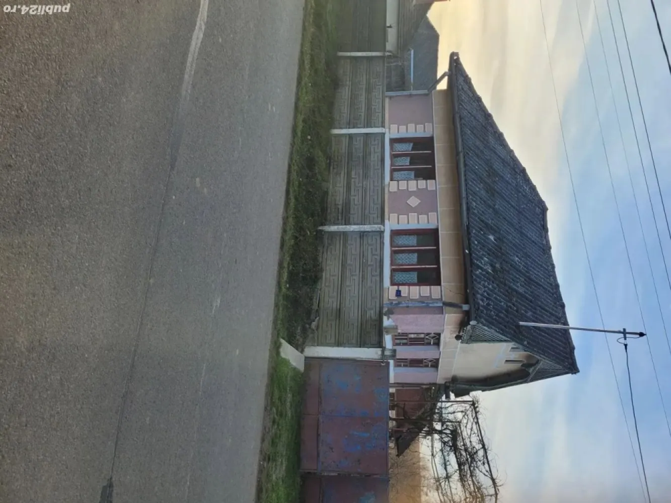 BRASADAS vinde casa in Homorodu de Sus si cu plata in rate. - Agentia Imobiliara BRASADAS vinde casa cu 3 camere si un hol situata in centrul localitati homorodu de sus cu un teren de 2350 mp,un beci sub casa si inca o anexa folosita ca lemnarie ,a fost demolata o casa si o anexa unde se poate construi o casa sau se poate face dezmembrare in doua parcele si se poate vinde,accept schimb cu un apartament mic in satu mare sau in rate cu avans la intelegere pe o perioada de 2-3 ani totul stipulat la notar este curent si apa de la retea, fantana ,proiect aprobat pentru canalizare si gaz, mai multe detali la tel. Mutare imediata fara alte costuri. Www.brasadas.com.