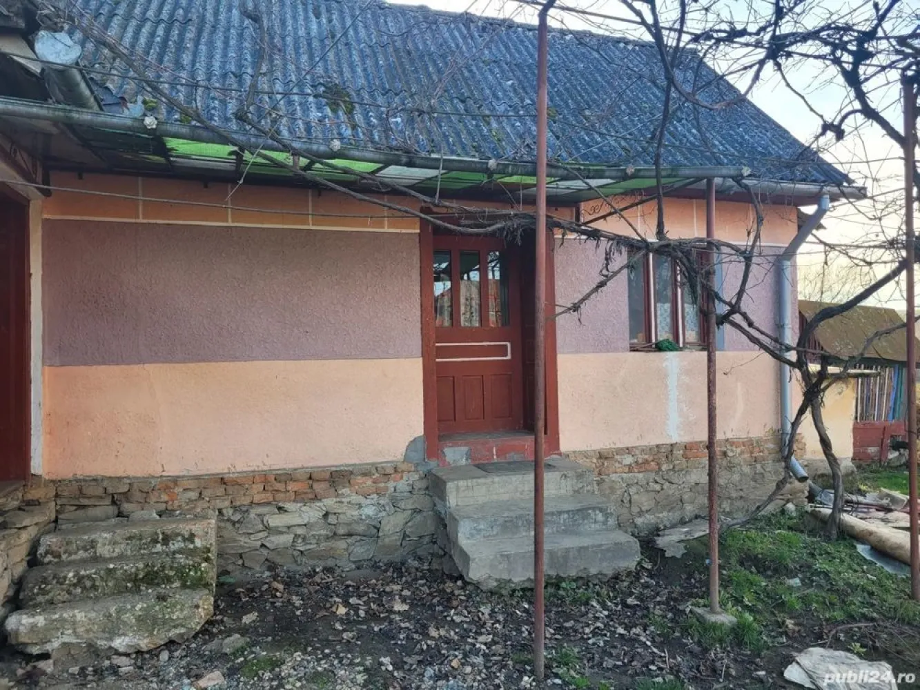 BRASADAS vinde casa in Homorodu de Sus si cu plata in rate. - Agentia Imobiliara BRASADAS vinde casa cu 3 camere si un hol situata in centrul localitati homorodu de sus cu un teren de 2350 mp,un beci sub casa si inca o anexa folosita ca lemnarie ,a fost demolata o casa si o anexa unde se poate construi o casa sau se poate face dezmembrare in doua parcele si se poate vinde,accept schimb cu un apartament mic in satu mare sau in rate cu avans la intelegere pe o perioada de 2-3 ani totul stipulat la notar este curent si apa de la retea, fantana ,proiect aprobat pentru canalizare si gaz, mai multe detali la tel. Mutare imediata fara alte costuri. Www.brasadas.com.