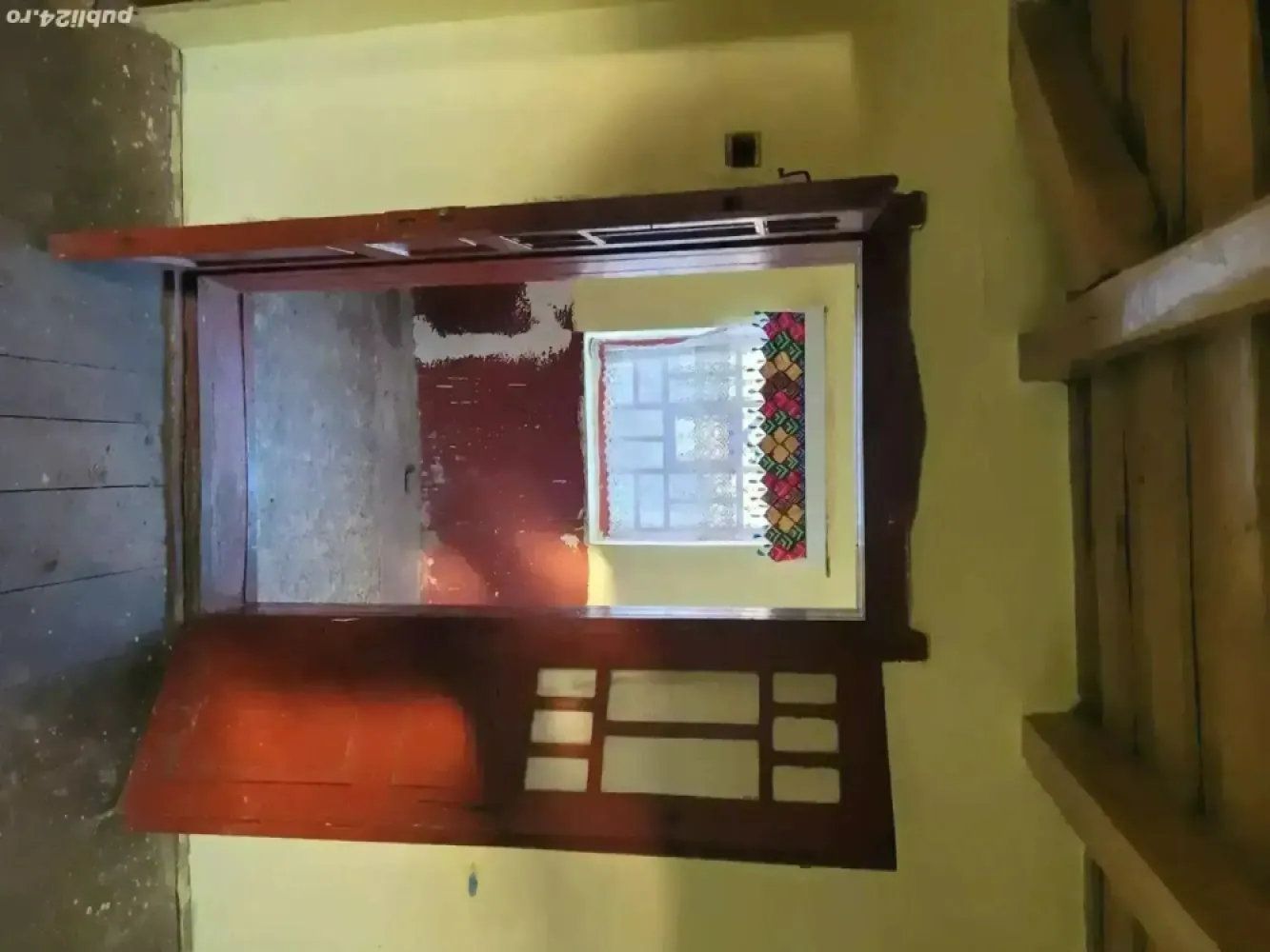 BRASADAS vinde casa in Homorodu de Sus si cu plata in rate. - Agentia Imobiliara BRASADAS vinde casa cu 3 camere si un hol situata in centrul localitati homorodu de sus cu un teren de 2350 mp,un beci sub casa si inca o anexa folosita ca lemnarie ,a fost demolata o casa si o anexa unde se poate construi o casa sau se poate face dezmembrare in doua parcele si se poate vinde,accept schimb cu un apartament mic in satu mare sau in rate cu avans la intelegere pe o perioada de 2-3 ani totul stipulat la notar este curent si apa de la retea, fantana ,proiect aprobat pentru canalizare si gaz, mai multe detali la tel. Mutare imediata fara alte costuri. Www.brasadas.com.