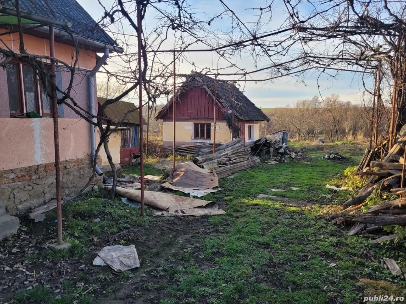 BRASADAS vinde casa in Homorodu de Sus si cu plata in rate. - Agentia Imobiliara BRASADAS vinde casa cu 3 camere si un hol situata in centrul localitati homorodu de sus cu un teren de 2350 mp,un beci sub casa si inca o anexa folosita ca lemnarie ,a fost demolata o casa si o anexa unde se poate construi o casa sau se poate face dezmembrare in doua parcele si se poate vinde,accept schimb cu un apartament mic in satu mare sau in rate cu avans la intelegere pe o perioada de 2-3 ani totul stipulat la notar este curent si apa de la retea, fantana ,proiect aprobat pentru canalizare si gaz, mai multe detali la tel. Mutare imediata fara alte costuri. Www.brasadas.com.