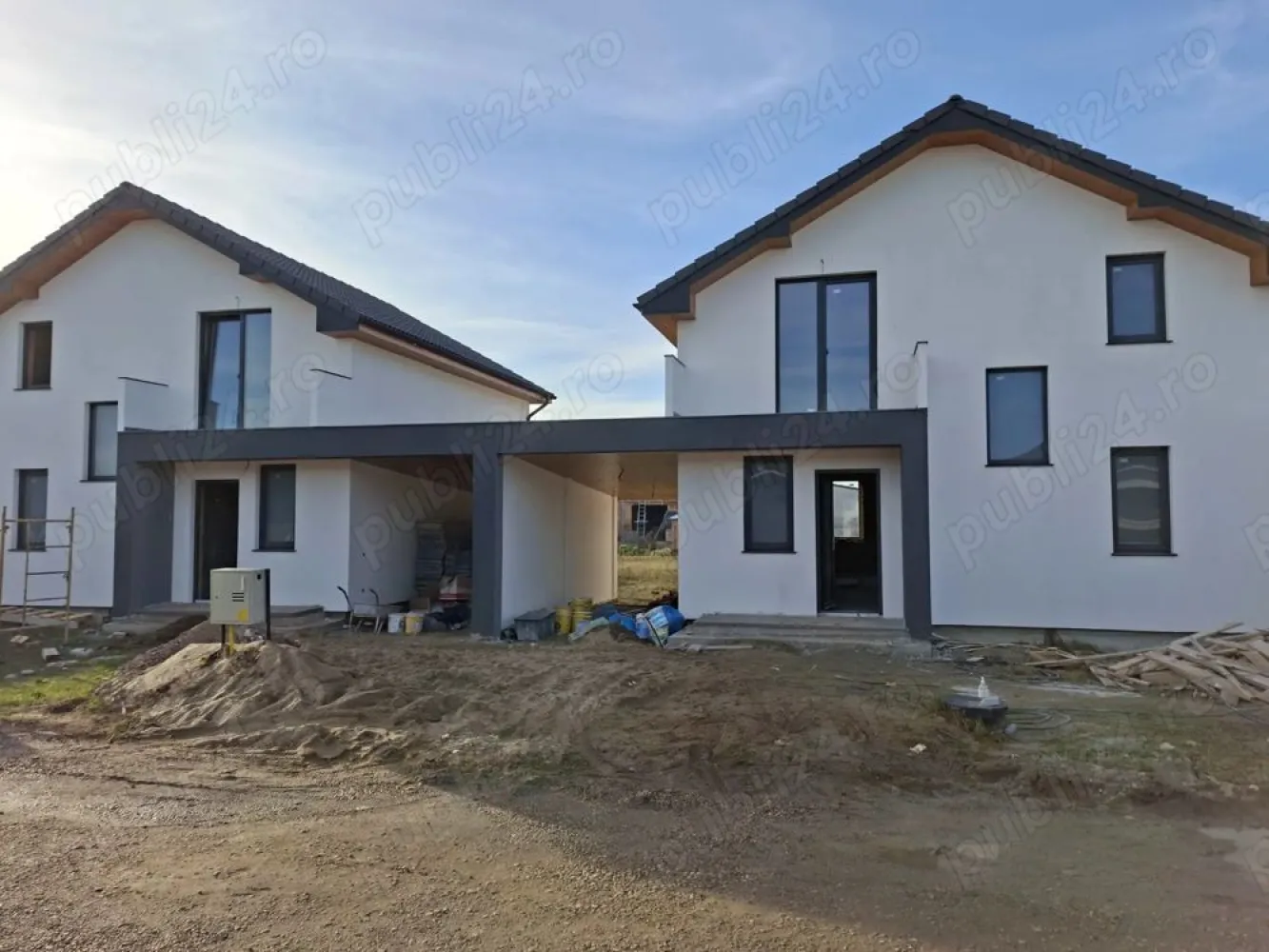 Vand casa tip P+M Martinesti - De vanzare casa cu mansarda constructie noua in zona Martinesti. Suprafata construita de 128mp, utila 105mp+ Terasa acoperita 12,5mp + Balcon 3mp + Parcare acoperita 21mp Teren 4,44 ari Parter: compus din living cu bucatarie open space cu iesire in terasa, hol, baie, camara. Mansarda: 3 camere, balcon, hol, baie Utilitati: apa, gaz, curent trifazic, centrala, incalzire in pardoseala Izolatie acoperis cu spuma poliuretanica de 15cm Stadiu de predare: semifinisat,gard,intrare si parcare betonata Pret: 124000 Euro