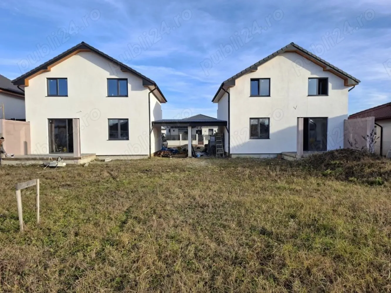 Vand casa tip P+M Martinesti - De vanzare casa cu mansarda constructie noua in zona Martinesti. Suprafata construita de 128mp, utila 105mp+ Terasa acoperita 12,5mp + Balcon 3mp + Parcare acoperita 21mp Teren 4,44 ari Parter: compus din living cu bucatarie open space cu iesire in terasa, hol, baie, camara. Mansarda: 3 camere, balcon, hol, baie Utilitati: apa, gaz, curent trifazic, centrala, incalzire in pardoseala Izolatie acoperis cu spuma poliuretanica de 15cm Stadiu de predare: semifinisat,gard,intrare si parcare betonata Pret: 124000 Euro