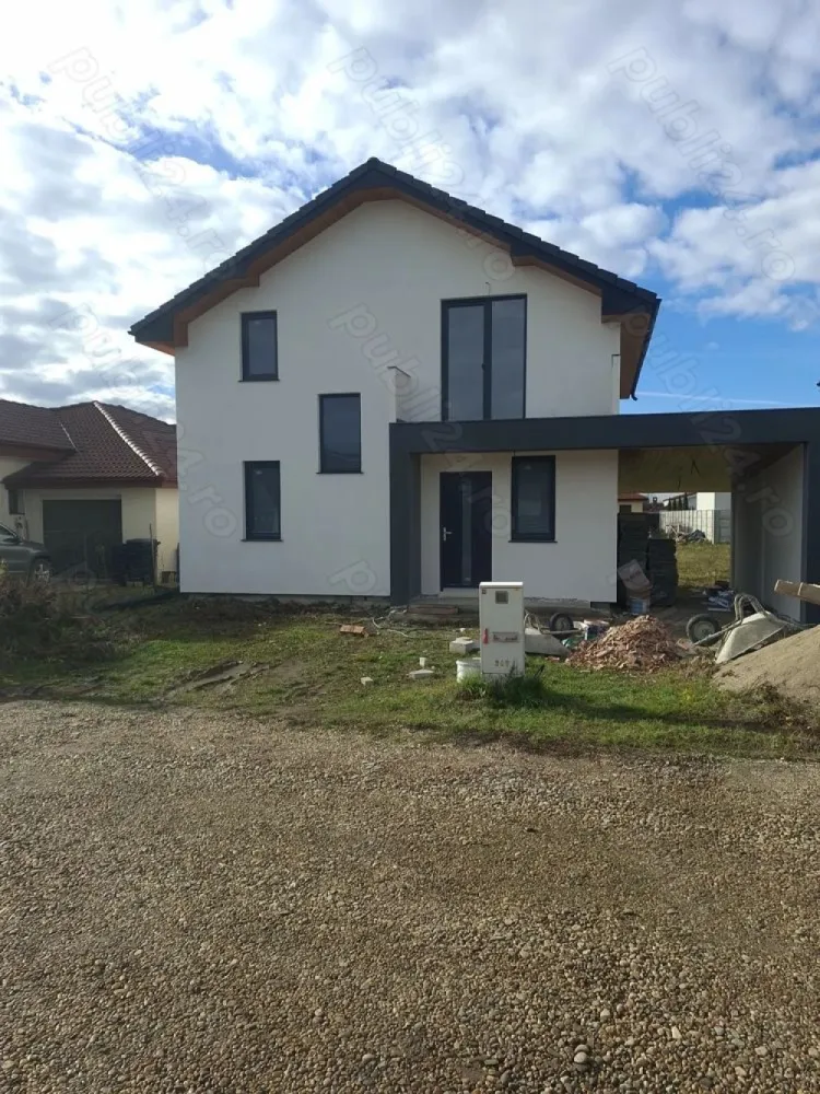 Vand casa tip P+M Martinesti - De vanzare casa cu mansarda constructie noua in zona Martinesti. Suprafata construita de 128mp, utila 105mp+ Terasa acoperita 12,5mp + Balcon 3mp + Parcare acoperita 21mp Teren 4,44 ari Parter: compus din living cu bucatarie open space cu iesire in terasa, hol, baie, camara. Mansarda: 3 camere, balcon, hol, baie Utilitati: apa, gaz, curent trifazic, centrala, incalzire in pardoseala Izolatie acoperis cu spuma poliuretanica de 15cm Stadiu de predare: semifinisat,gard,intrare si parcare betonata Pret: 124000 Euro
