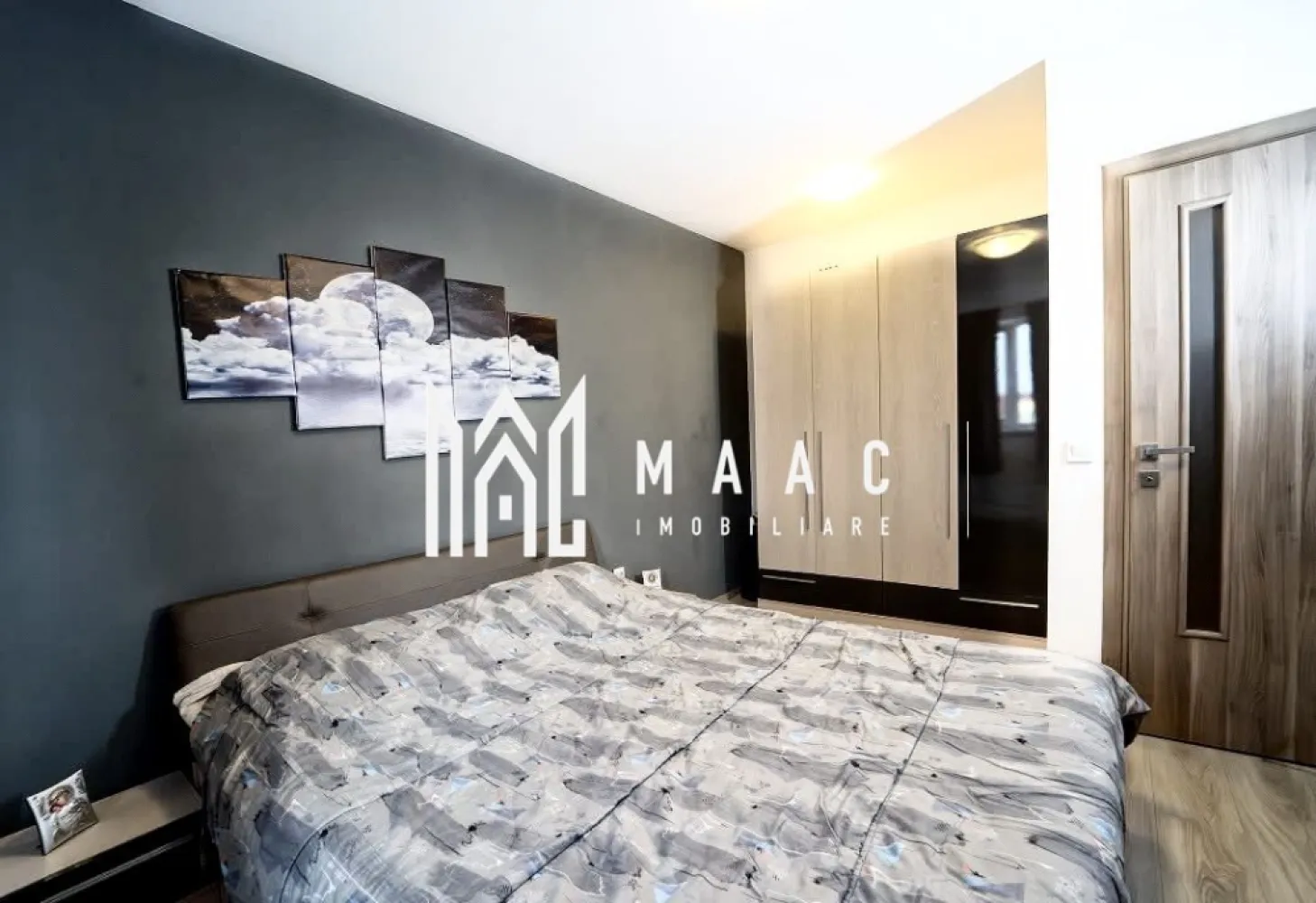 Apartament 2 camere | Balcon generos | Selimbar - Maac Imobiliare prezintă spre vânzare un apartament primitor, ideal pentru cupluri sau familii mici, situat într-un imobil construit în anul 2015. Proprietatea se remarcă prin compartimentarea practică și spațiile luminoase, oferind confort și funcționalitate. Caracteristici: Living spațios – mobilat, cu ieșire directă pe balcon; Dormitor confortabil – spațios și liniștit, dotat cu pat mare și spații de depozitare; Bucătărie complet mobilată și utilată – cu electrocasnice moderne (inclusiv mașină de spălat vase) și spații de depozitare generoase; Baie modernă – echipată cu obiecte sanitare, mobilier, mașină de spălat rufe și aerisire naturală; Balcon generos – 6,50 mp utili, perfect pentru relaxare sau pentru a te bucura de aer liber. Împrejurimi: Zona este bine conectată la mijloacele de transport public și oferă multiple facilități în proximitate: loc de joacă pentru copii, școli, parcuri și centre comerciale. Acest apartament reprezintă o alegere excelentă pentru cei care își doresc un cămin modern, confortabil și gata de locuit. }}