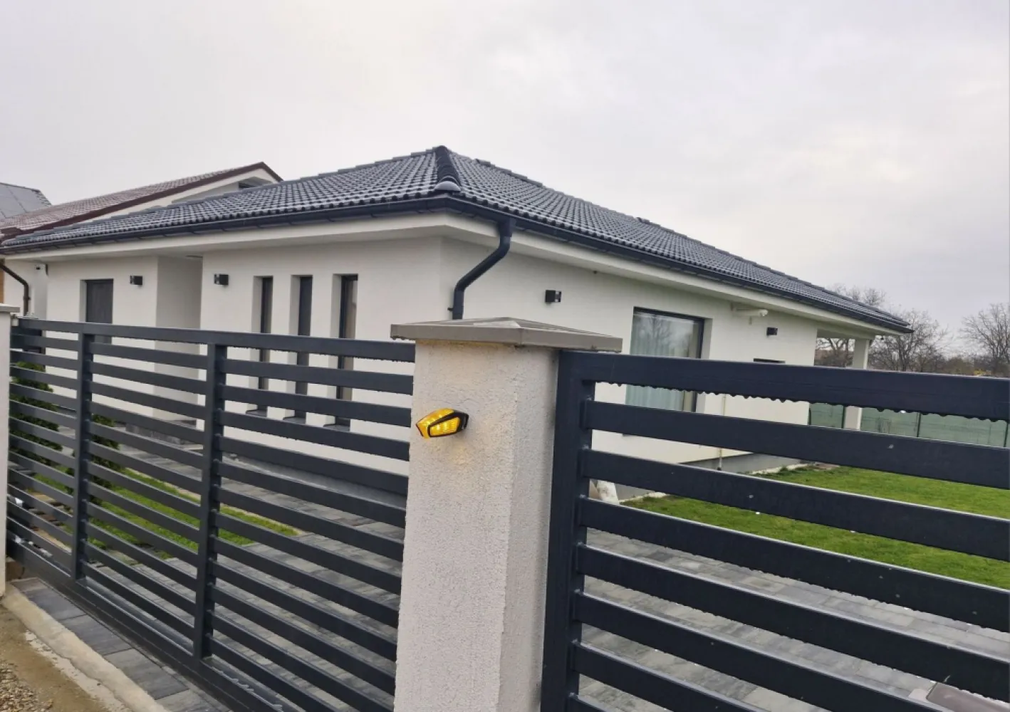 BRASADAS vinde casă în Mărtinești - Agentia Imobiliara BRASADAS vinde casă în Mărtinești construită în 2021, teren 400mp, suprafață utilă 120mp, Casa are 3 camere, 2 băi, încălzire în pardoseală, aer condiționat, sistem supraveghere, poartă automatizată. Se vinde semi mobilat. www.brasadas.com.