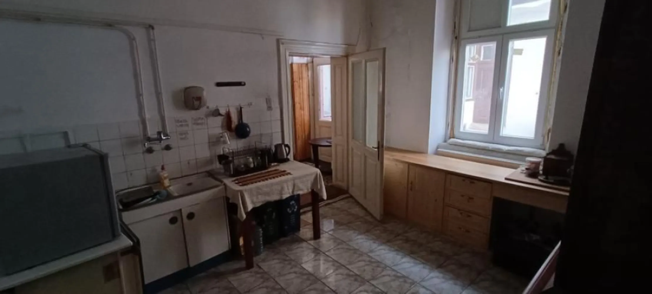 Apartament ultracentral de 100m2 de vânzare - Apartament ultracentral, elegant și spațios de vânzare. Apartamentul are suprafața utilă de 100,07 M2, fiind compus din: 3 camere mari, 1 antreu, 1 bucătărie spațioasă, 1 baie, 1 cămară de alimente, cu cotă parte din pivnița renovată recent, curtea comună cu posibilitate de parcare și spațiul de depozitare din parter. Are centrală proprie, 2 geamuri de termopan și 2 geamuri + ușa de intrare clasice. Clădirea face parte dintr-un ansamblu istoric și a fost renovat cu câțiva în urmă, cu toate actele în regulă. Interiorul apartamentului necesită renovări, se vinde nemobilat. Direct de la proprietar, ușor negociabil.