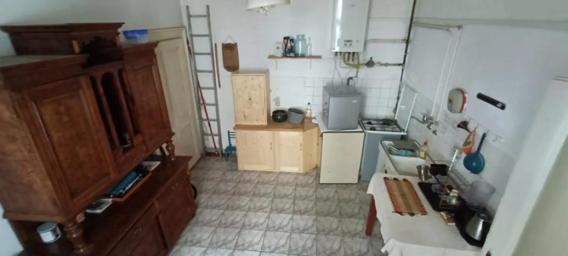 Apartament ultracentral de 100m2 de vânzare - Apartament ultracentral, elegant și spațios de vânzare. Apartamentul are suprafața utilă de 100,07 M2, fiind compus din: 3 camere mari, 1 antreu, 1 bucătărie spațioasă, 1 baie, 1 cămară de alimente, cu cotă parte din pivnița renovată recent, curtea comună cu posibilitate de parcare și spațiul de depozitare din parter. Are centrală proprie, 2 geamuri de termopan și 2 geamuri + ușa de intrare clasice. Clădirea face parte dintr-un ansamblu istoric și a fost renovat cu câțiva în urmă, cu toate actele în regulă. Interiorul apartamentului necesită renovări, se vinde nemobilat. Direct de la proprietar, ușor negociabil.