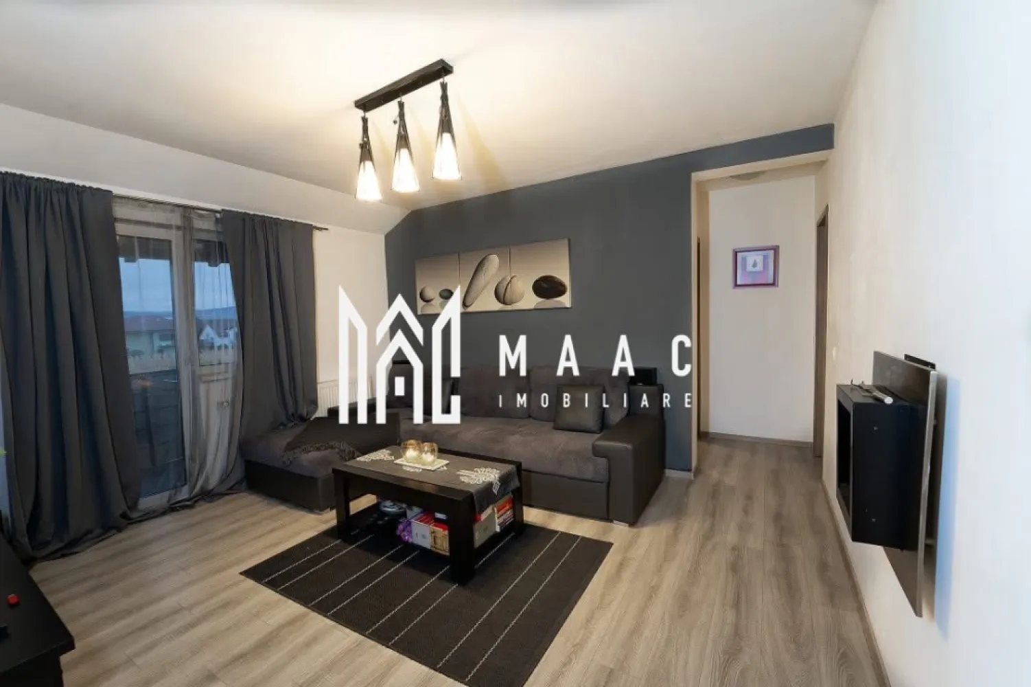 Apartament 2 camere | Balcon generos | Selimbar - Maac Imobiliare prezintă spre vânzare un apartament primitor, ideal pentru cupluri sau familii mici, situat într-un imobil construit în anul 2015. Proprietatea se remarcă prin compartimentarea practică și spațiile luminoase, oferind confort și funcționalitate. Caracteristici: Living spațios – mobilat, cu ieșire directă pe balcon; Dormitor confortabil – spațios și liniștit, dotat cu pat mare și spații de depozitare; Bucătărie complet mobilată și utilată – cu electrocasnice moderne (inclusiv mașină de spălat vase) și spații de depozitare generoase; Baie modernă – echipată cu obiecte sanitare, mobilier, mașină de spălat rufe și aerisire naturală; Balcon generos – 6,50 mp utili, perfect pentru relaxare sau pentru a te bucura de aer liber. Împrejurimi: Zona este bine conectată la mijloacele de transport public și oferă multiple facilități în proximitate: loc de joacă pentru copii, școli, parcuri și centre comerciale. Acest apartament reprezintă o alegere excelentă pentru cei care își doresc un cămin modern, confortabil și gata de locuit. }}