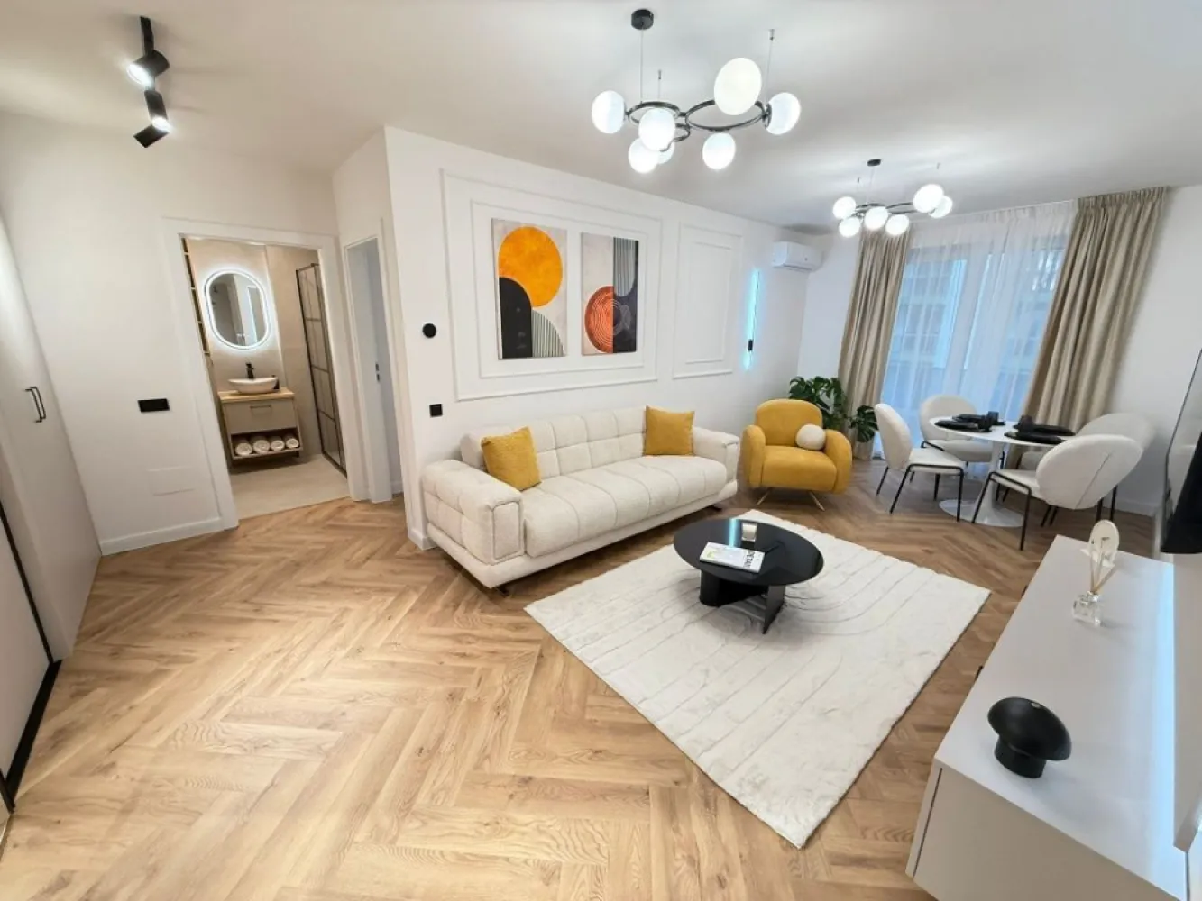 PF / Vând Apartament 2 Camere / Elite City / La Cheie/Parcarea Subtera - City, Cluj-Napoca Persoana Fizica! Locație: Elite City, Cluj-Napoca Etaj: 2 / bloc nou, dotat cu lift Suprafață utilă: 58 mp + terasă generoasă de 12 mp Descriere apartament Apartament modern, situat într-un ansamblu rezidențial exclusivist, construit la standarde superioare: Compartimentare inteligentă: bucătărie, living, dormitor, baie Stadiu :finisat, mobilat la cheie Absolut totul nou și în garanție Încălzire în pardoseală cu termostat individual pe camere Izolație exterioară cu vată bazaltică – eficiență termică ridicată Sistem antiincendiu integrat în clădire Jaluzele electrice pentru un plus de confort Video interfon și acces securizat Facilități ansamblu Elite City Complex rezidențial smart & nZEB, construit la cele mai noi standarde Spații verzi, parc, pistă de alergare, teren sportiv Supermarket și spații comerciale în incintă Școală și creșă în apropiere Acces facil la transportul în comun și puncte de interes Preț 220.000 euro Parcarea subterana 20.000 euro