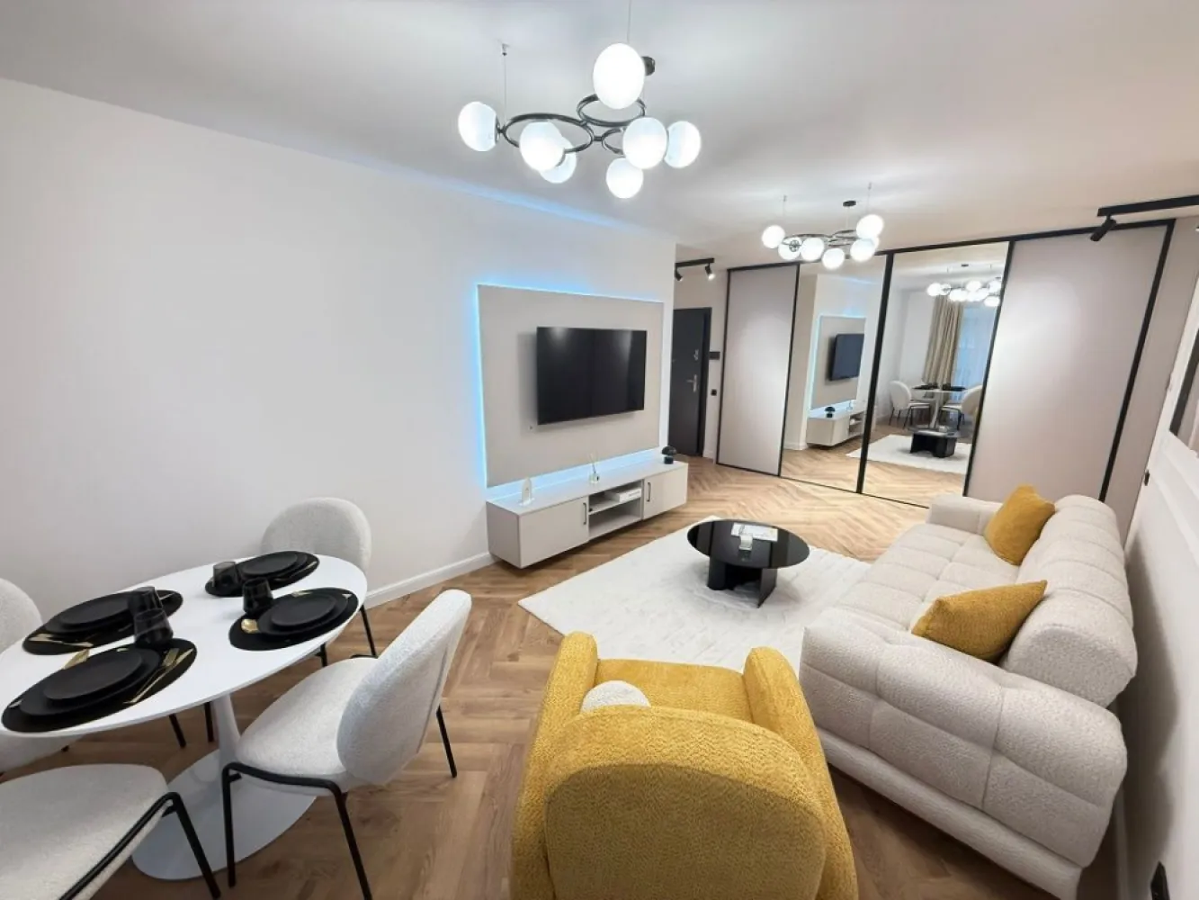 PF / Vând Apartament 2 Camere / Elite City / La Cheie/Parcarea Subtera - City, Cluj-Napoca Persoana Fizica! Locație: Elite City, Cluj-Napoca Etaj: 2 / bloc nou, dotat cu lift Suprafață utilă: 58 mp + terasă generoasă de 12 mp Descriere apartament Apartament modern, situat într-un ansamblu rezidențial exclusivist, construit la standarde superioare: Compartimentare inteligentă: bucătărie, living, dormitor, baie Stadiu :finisat, mobilat la cheie Absolut totul nou și în garanție Încălzire în pardoseală cu termostat individual pe camere Izolație exterioară cu vată bazaltică – eficiență termică ridicată Sistem antiincendiu integrat în clădire Jaluzele electrice pentru un plus de confort Video interfon și acces securizat Facilități ansamblu Elite City Complex rezidențial smart & nZEB, construit la cele mai noi standarde Spații verzi, parc, pistă de alergare, teren sportiv Supermarket și spații comerciale în incintă Școală și creșă în apropiere Acces facil la transportul în comun și puncte de interes Preț 220.000 euro Parcarea subterana 20.000 euro