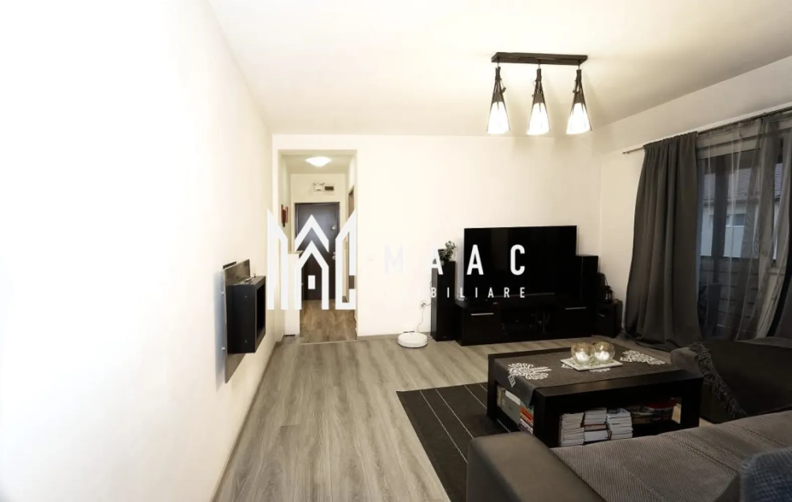 Apartament 2 camere | Balcon generos | Selimbar - Maac Imobiliare prezintă spre vânzare un apartament primitor, ideal pentru cupluri sau familii mici, situat într-un imobil construit în anul 2015. Proprietatea se remarcă prin compartimentarea practică și spațiile luminoase, oferind confort și funcționalitate. Caracteristici: Living spațios – mobilat, cu ieșire directă pe balcon; Dormitor confortabil – spațios și liniștit, dotat cu pat mare și spații de depozitare; Bucătărie complet mobilată și utilată – cu electrocasnice moderne (inclusiv mașină de spălat vase) și spații de depozitare generoase; Baie modernă – echipată cu obiecte sanitare, mobilier, mașină de spălat rufe și aerisire naturală; Balcon generos – 6,50 mp utili, perfect pentru relaxare sau pentru a te bucura de aer liber. Împrejurimi: Zona este bine conectată la mijloacele de transport public și oferă multiple facilități în proximitate: loc de joacă pentru copii, școli, parcuri și centre comerciale. Acest apartament reprezintă o alegere excelentă pentru cei care își doresc un cămin modern, confortabil și gata de locuit. }}
